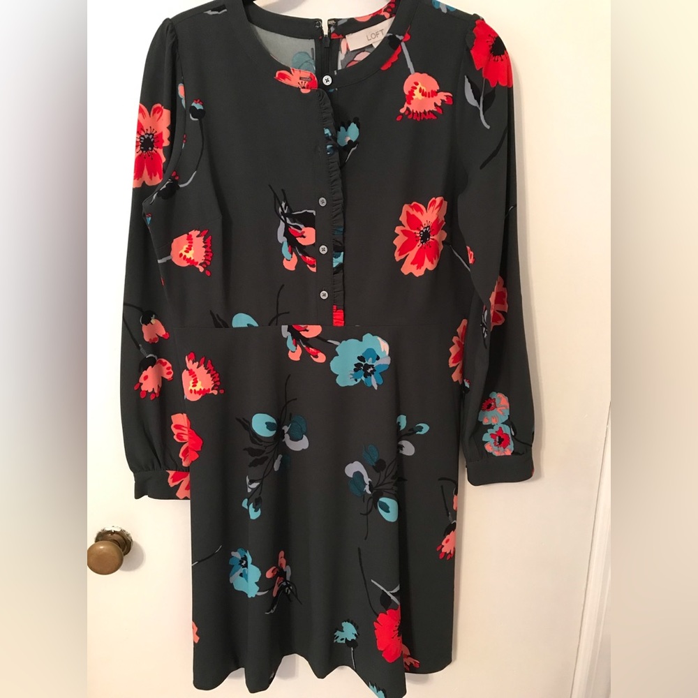 Loft 4P floral green dress with button down ruffle detail